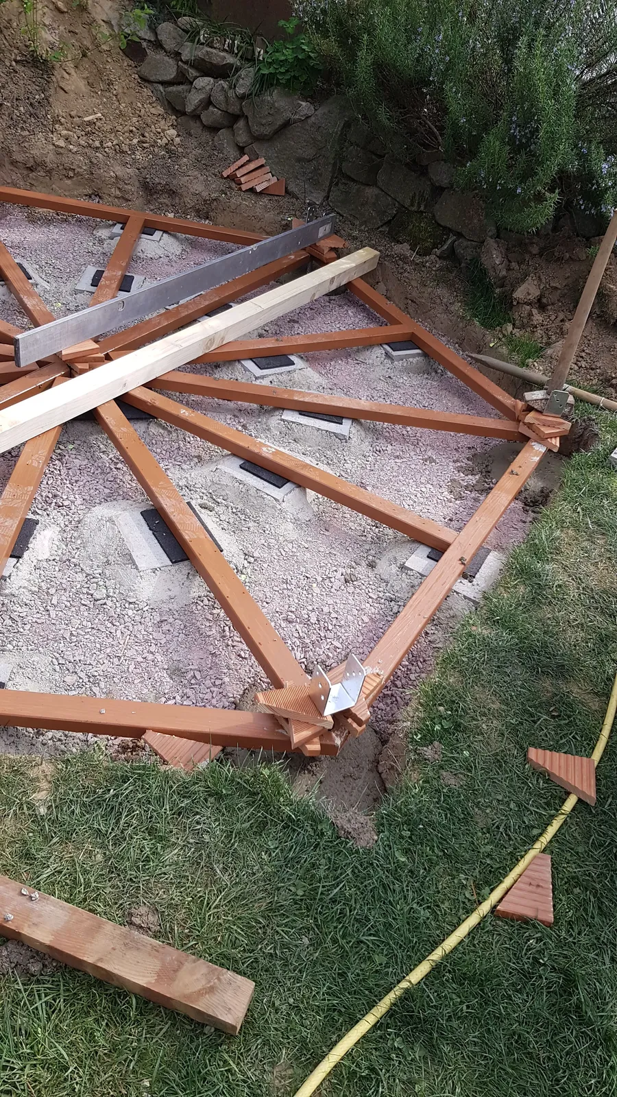 Vorbereitung von Untergrund und Konstruktion für Pavillon und Terrasse