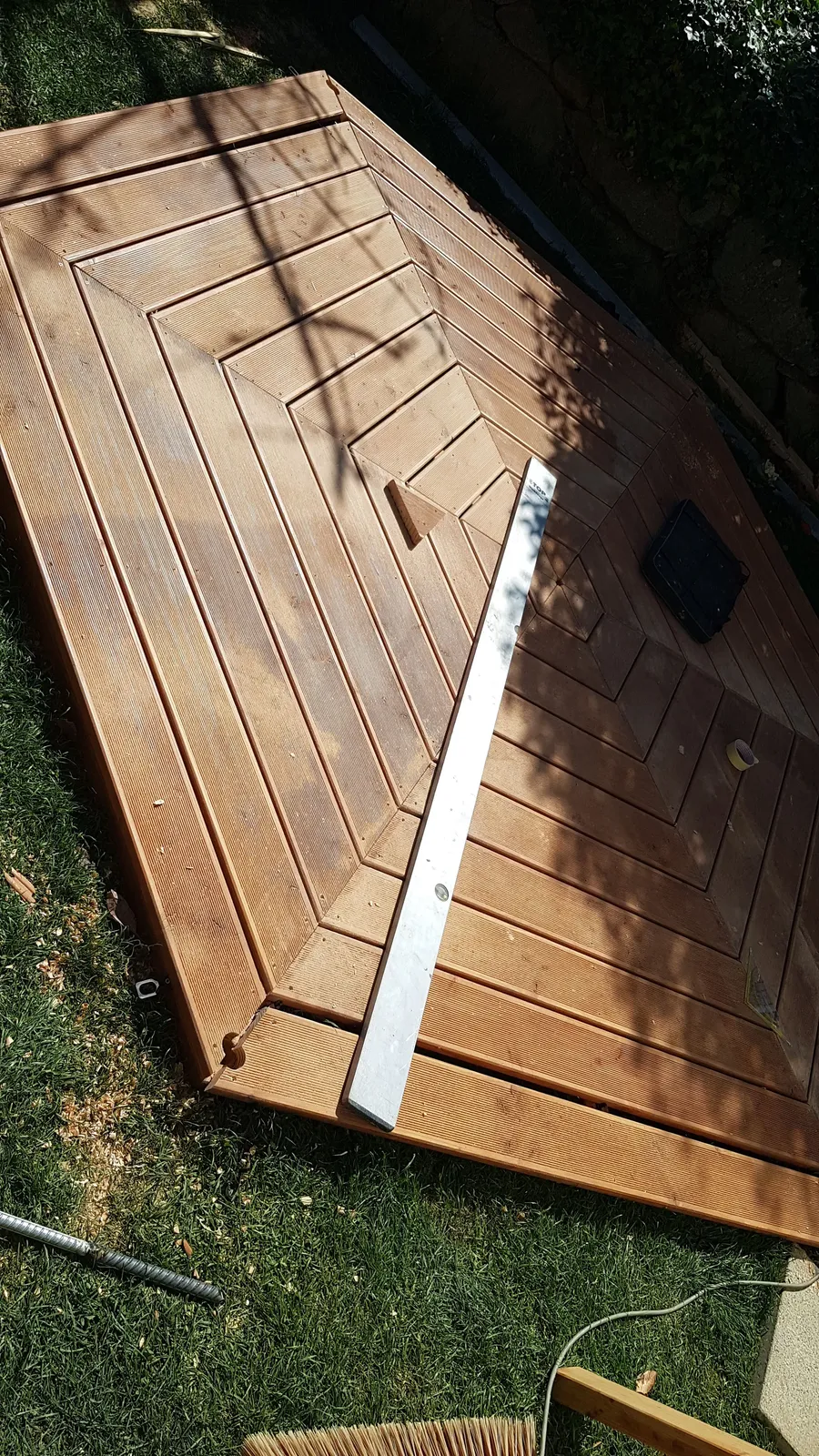 Installation der achteckigen Holzterrasse