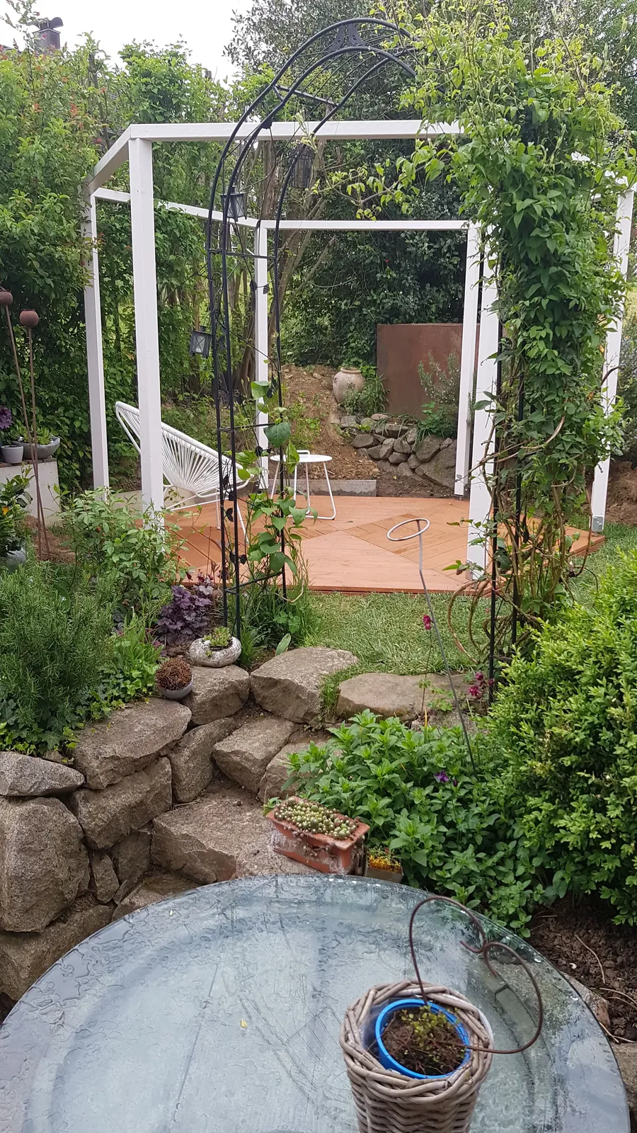 Grundkonstruktion des Gartenpavillons mit Pfosten und Pfettenkranz